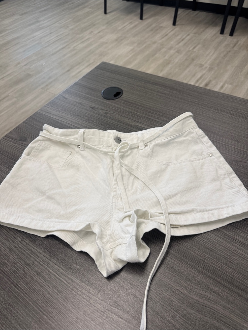 TGLA Women’s White Drawstring Cotton Shorts size 28